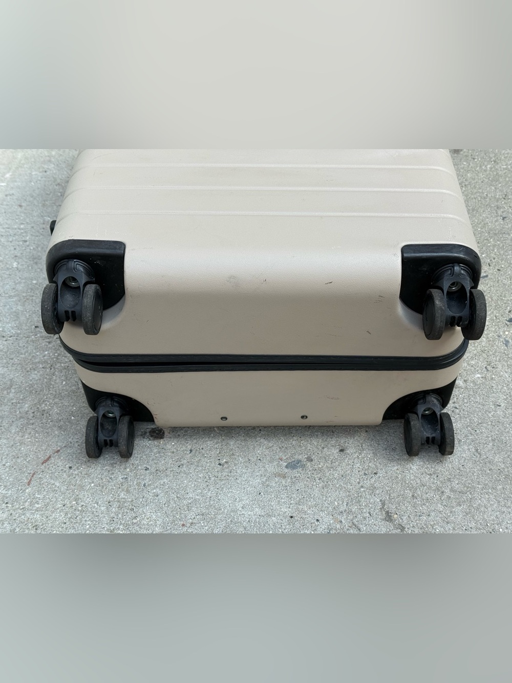 Away Bigger Carry-On Spinner Hardshell Suitcase - Picture 6 of 7